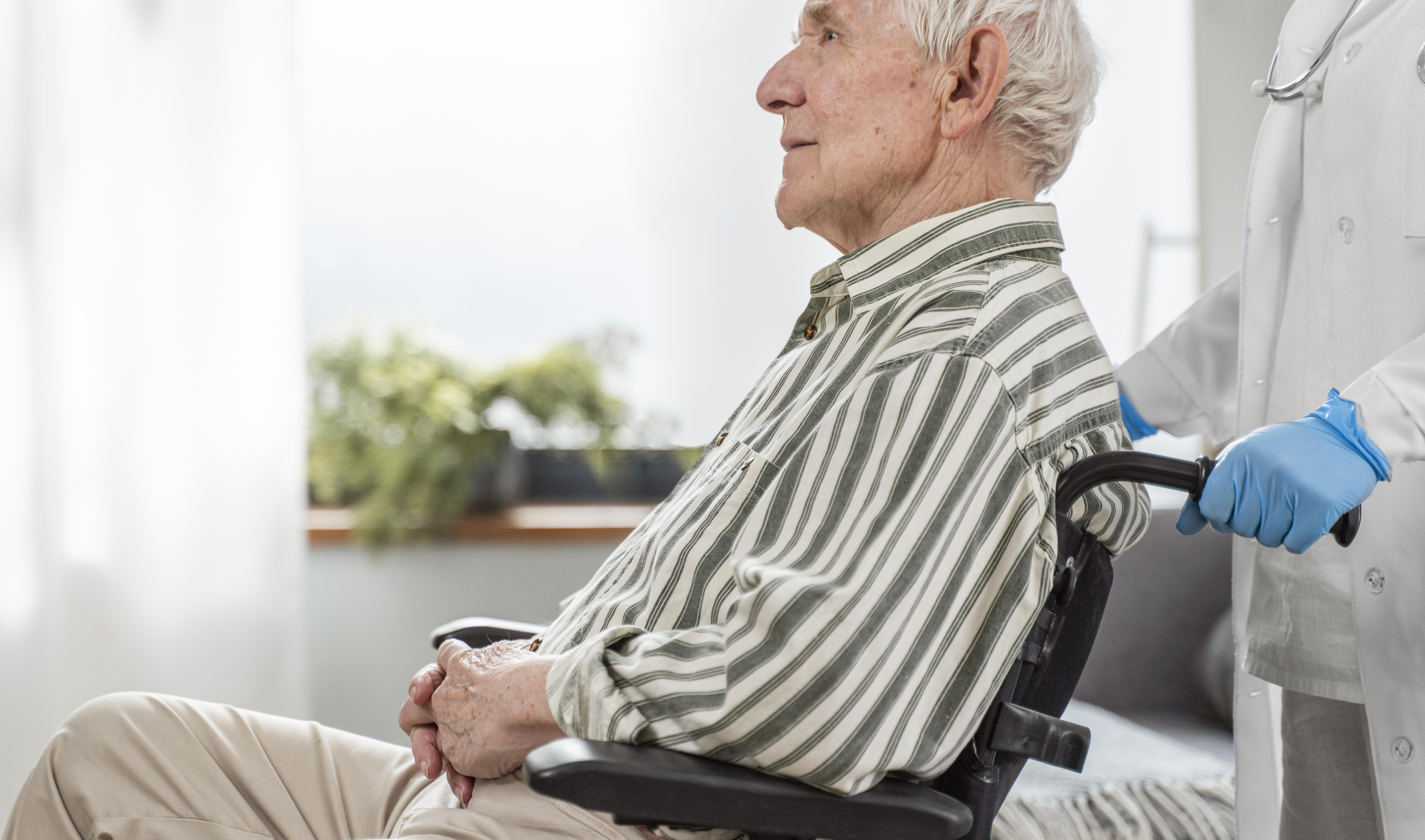 Camas geriátricas e mobiliário de apoio